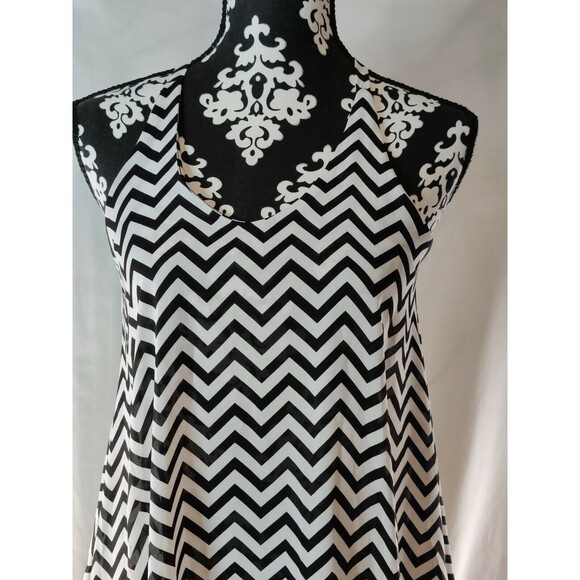 VTG. Tyche Women's Sleeveless Black &‎ White Chevron Pattern Tank Top Size Small - Picture 2 of 10
